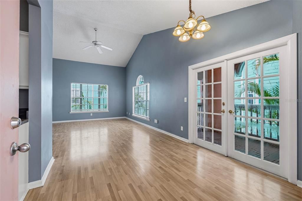 For Sale: $299,999 (2 beds, 2 baths, 994 Square Feet)