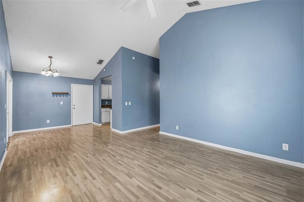 For Sale: $299,999 (2 beds, 2 baths, 994 Square Feet)