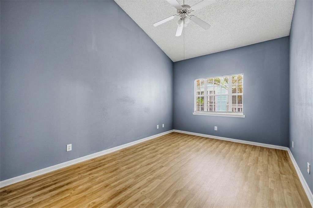 For Sale: $299,999 (2 beds, 2 baths, 994 Square Feet)