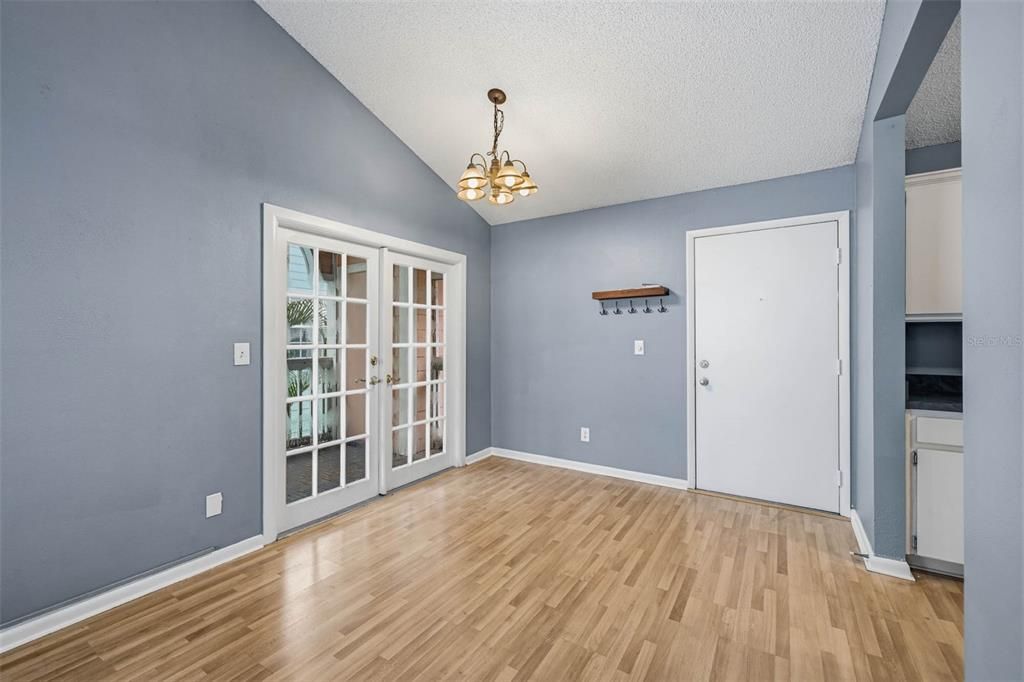 For Sale: $299,999 (2 beds, 2 baths, 994 Square Feet)
