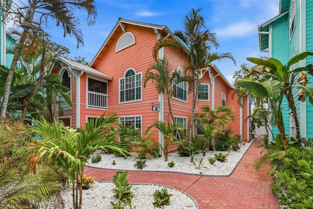 For Sale: $299,999 (2 beds, 2 baths, 994 Square Feet)