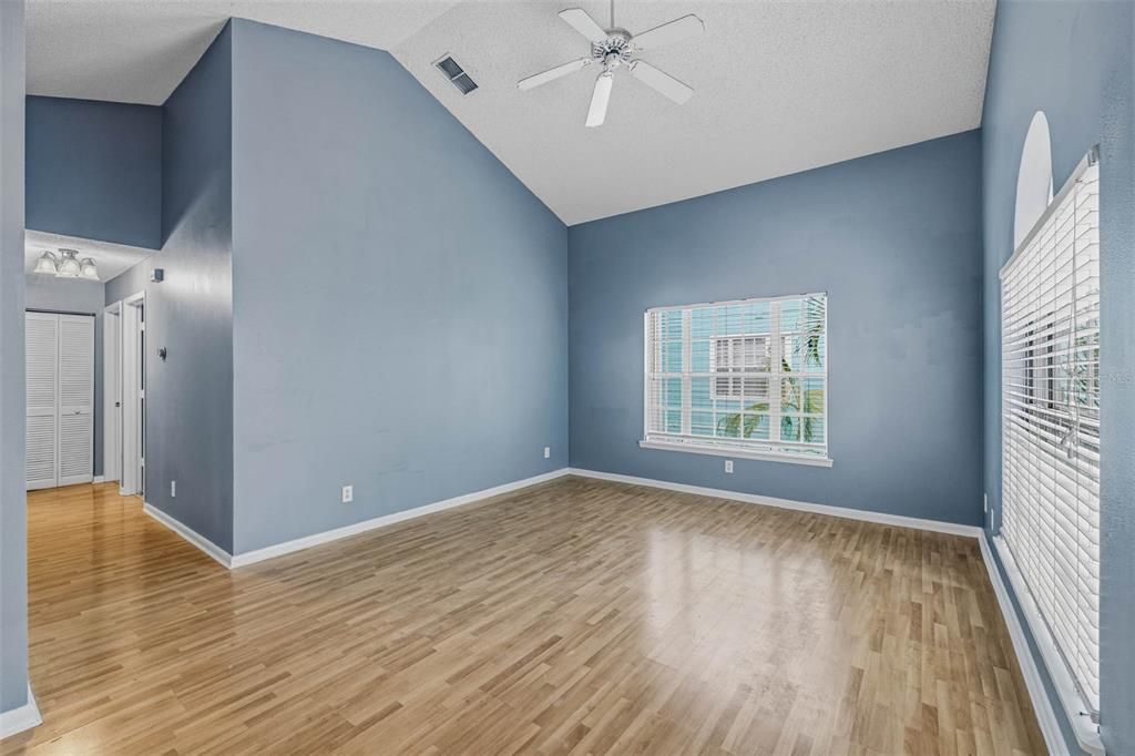 For Sale: $299,999 (2 beds, 2 baths, 994 Square Feet)