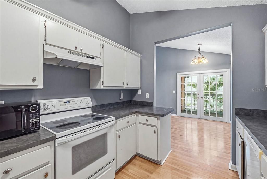 For Sale: $299,999 (2 beds, 2 baths, 994 Square Feet)