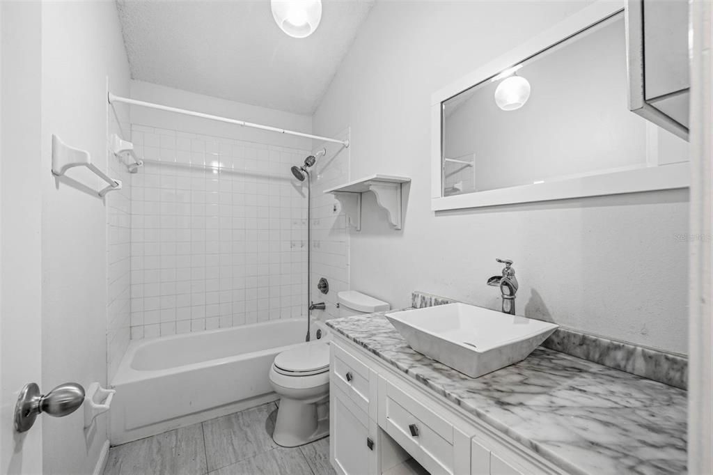 For Sale: $299,999 (2 beds, 2 baths, 994 Square Feet)