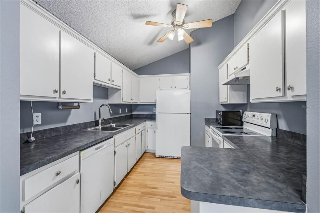 For Sale: $299,999 (2 beds, 2 baths, 994 Square Feet)