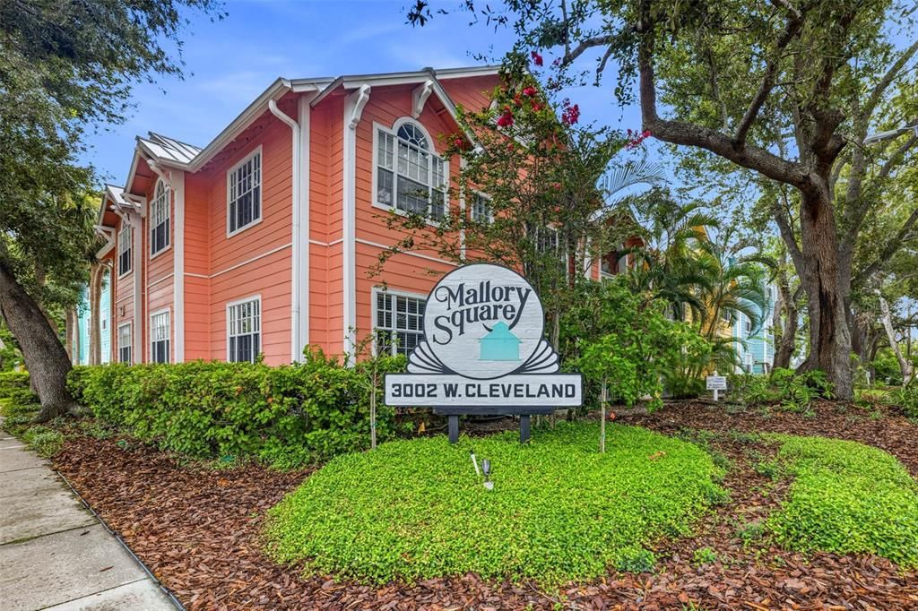 For Sale: $299,999 (2 beds, 2 baths, 994 Square Feet)