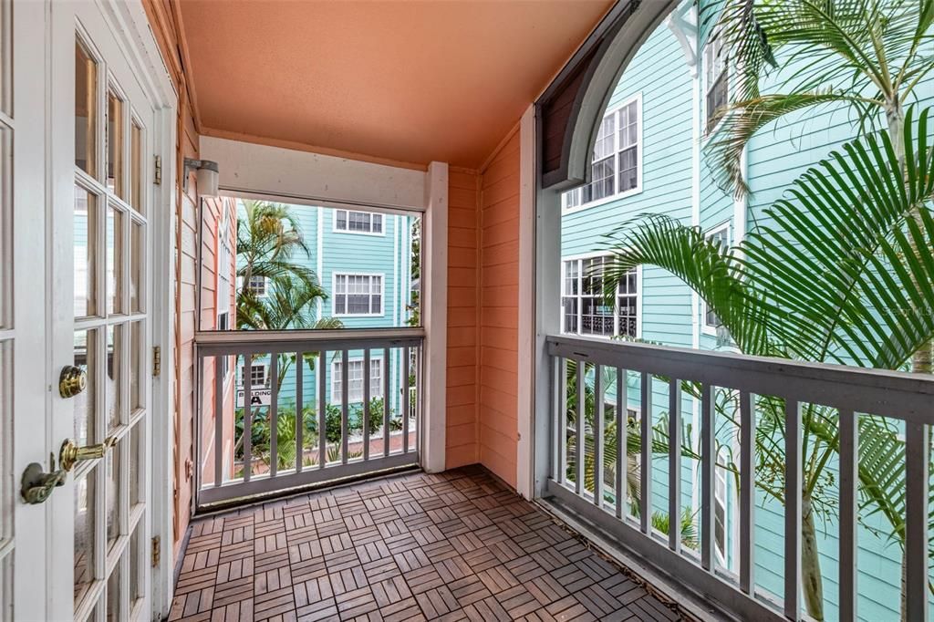 For Sale: $299,999 (2 beds, 2 baths, 994 Square Feet)