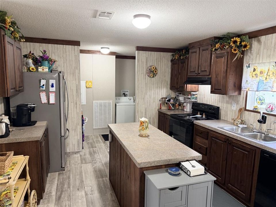 For Sale: $239,900 (3 beds, 2 baths, 1456 Square Feet)