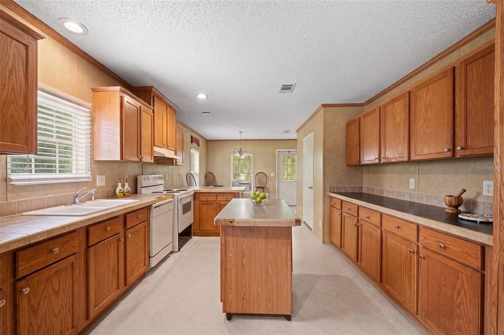 For Sale: $195,000 (3 beds, 2 baths, 1593 Square Feet)