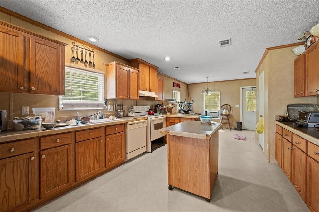 For Sale: $195,000 (3 beds, 2 baths, 1593 Square Feet)