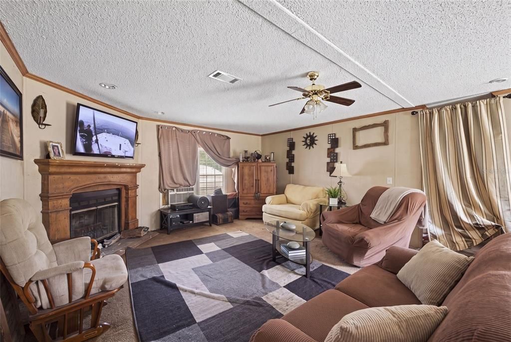 For Sale: $195,000 (3 beds, 2 baths, 1593 Square Feet)