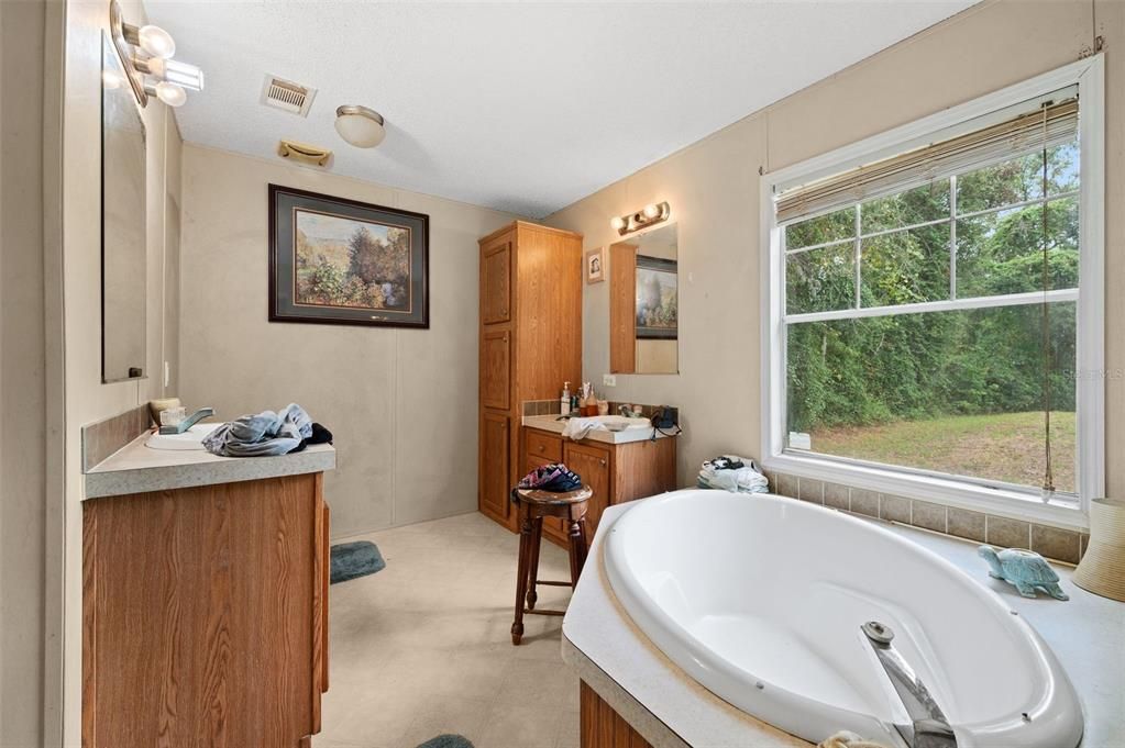 For Sale: $195,000 (3 beds, 2 baths, 1593 Square Feet)