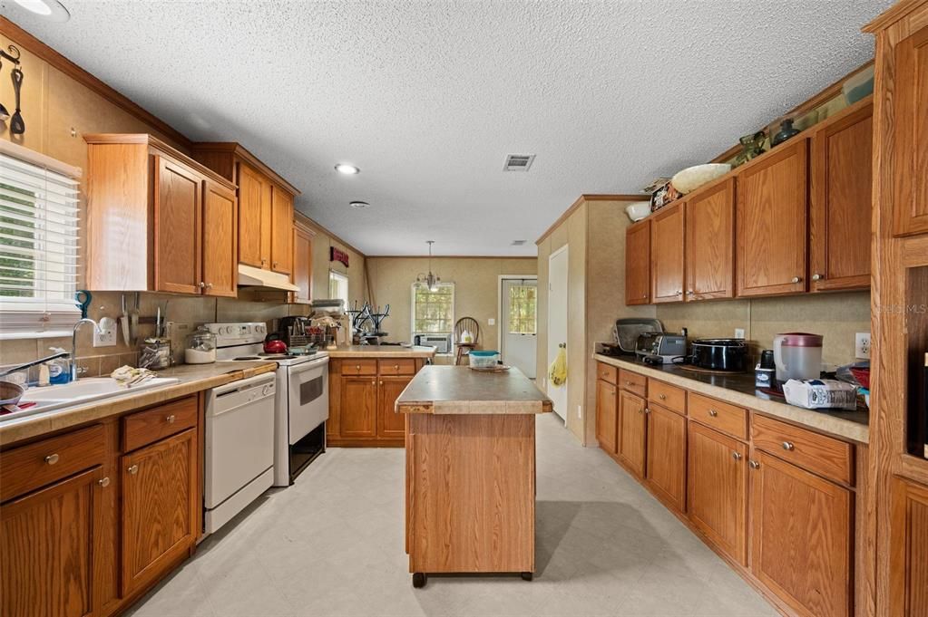 For Sale: $195,000 (3 beds, 2 baths, 1593 Square Feet)