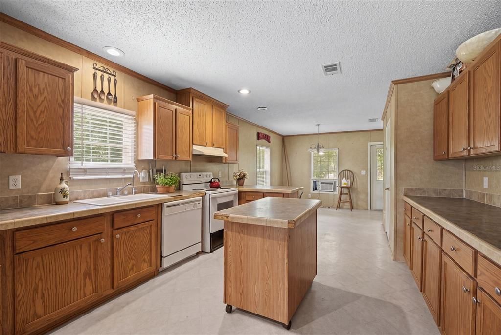 For Sale: $195,000 (3 beds, 2 baths, 1593 Square Feet)
