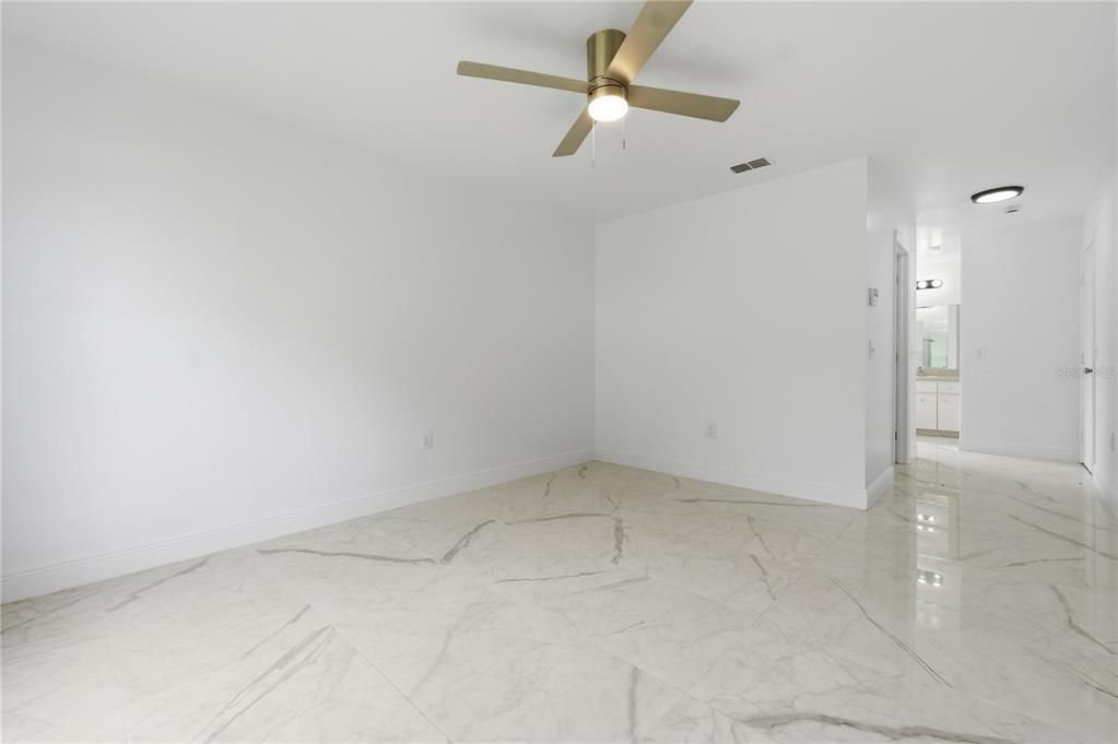 For Rent: $2,000 (4 beds, 2 baths, 1728 Square Feet)