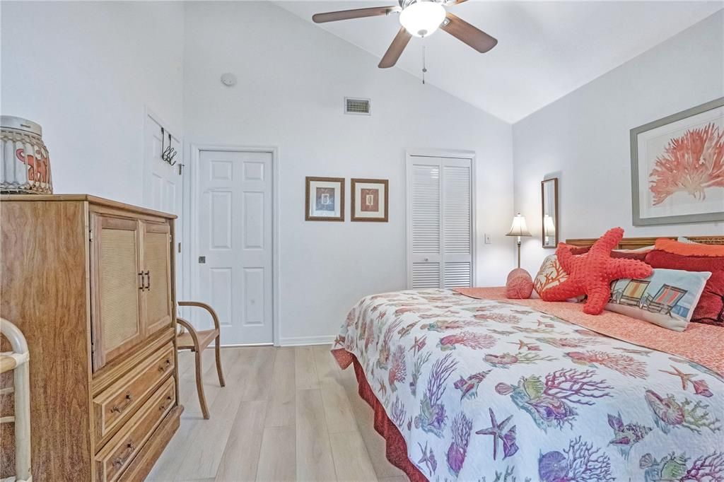 For Sale: $415,000 (2 beds, 2 baths, 1028 Square Feet)