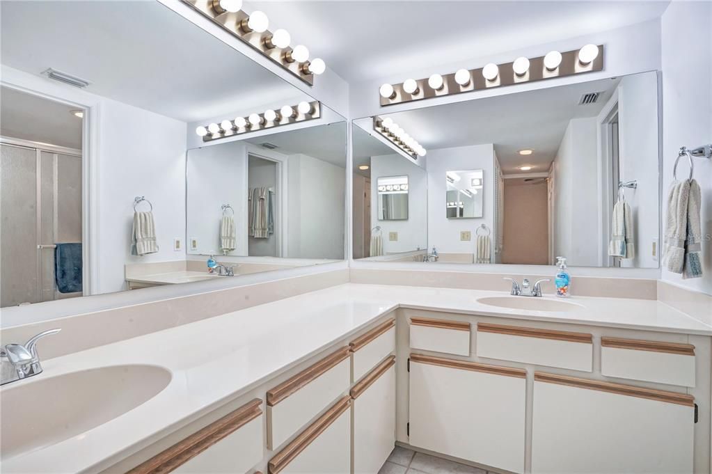 For Sale: $415,000 (2 beds, 2 baths, 1028 Square Feet)