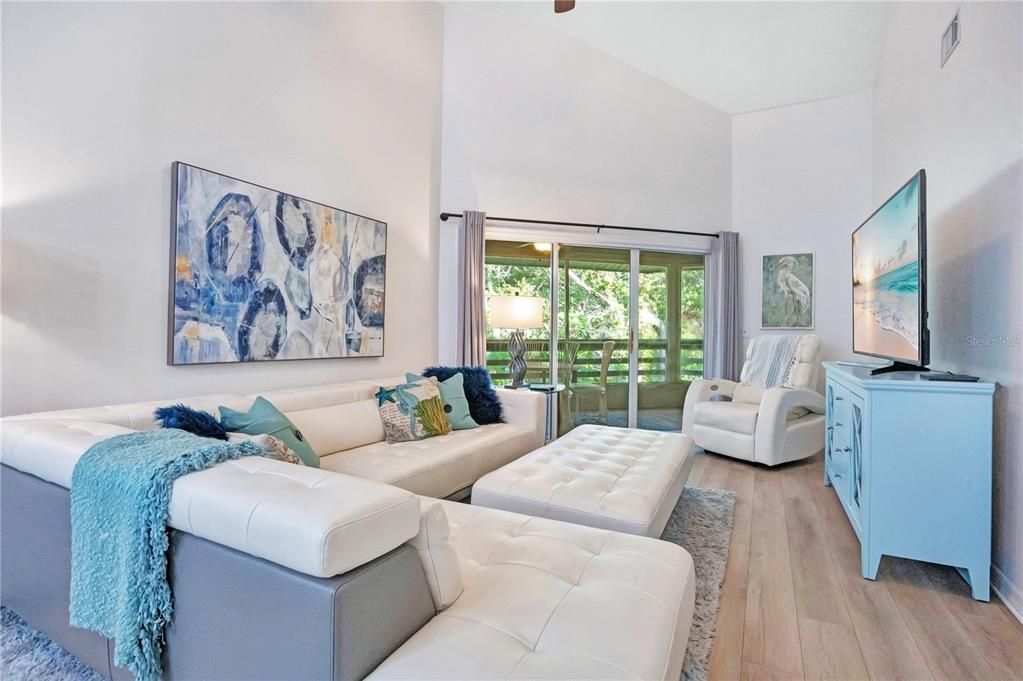 For Sale: $415,000 (2 beds, 2 baths, 1028 Square Feet)