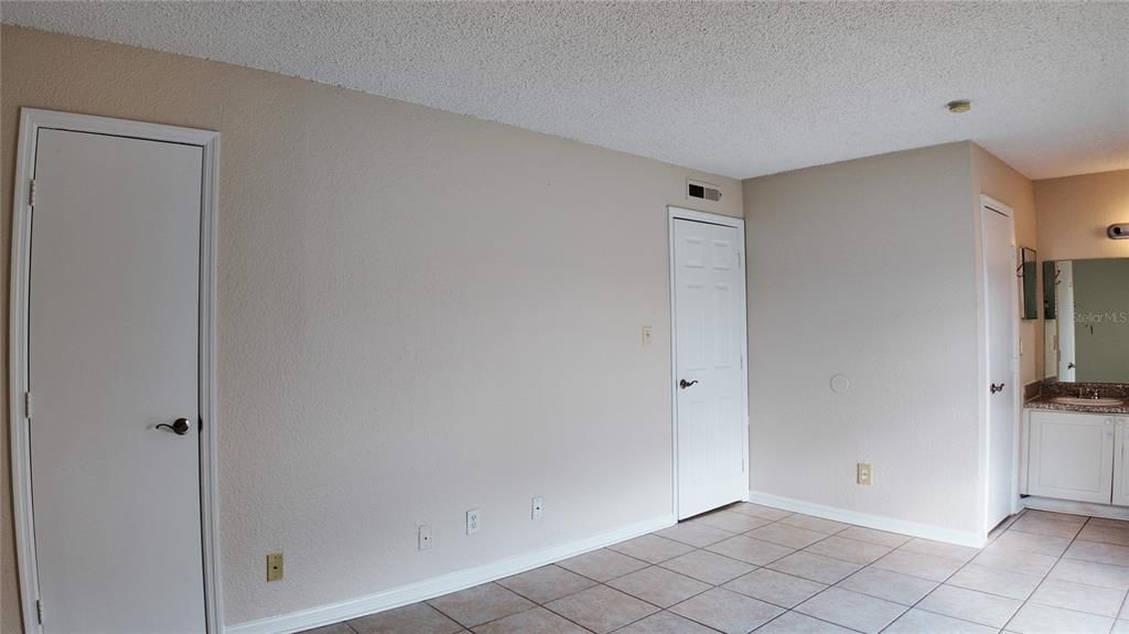 Active With Contract: $139,900 (2 beds, 2 baths, 968 Square Feet)
