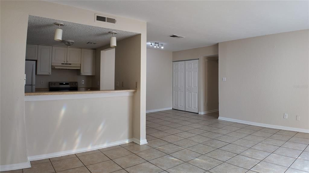 Active With Contract: $139,900 (2 beds, 2 baths, 968 Square Feet)