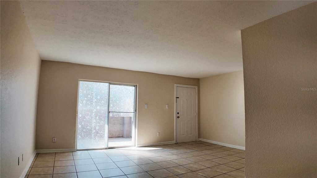 Active With Contract: $139,900 (2 beds, 2 baths, 968 Square Feet)
