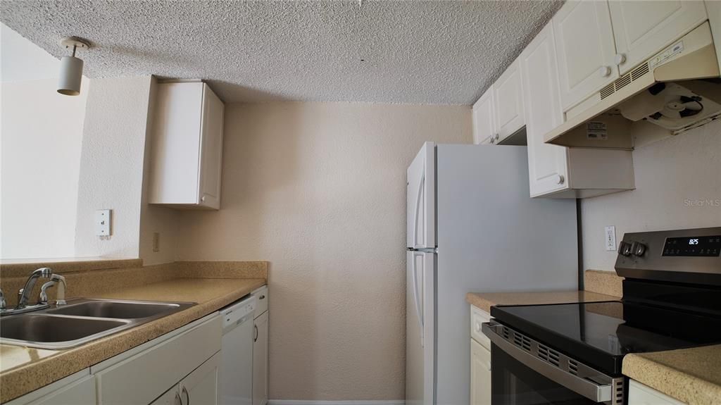 Active With Contract: $139,900 (2 beds, 2 baths, 968 Square Feet)