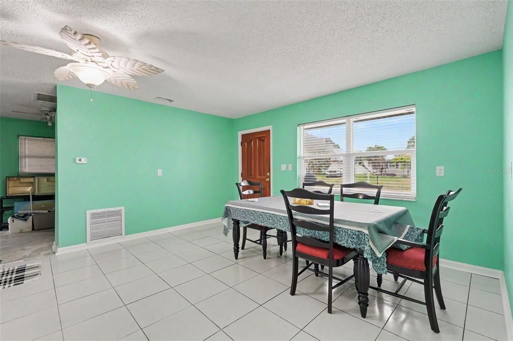 For Sale: $344,900 (2 beds, 2 baths, 1027 Square Feet)