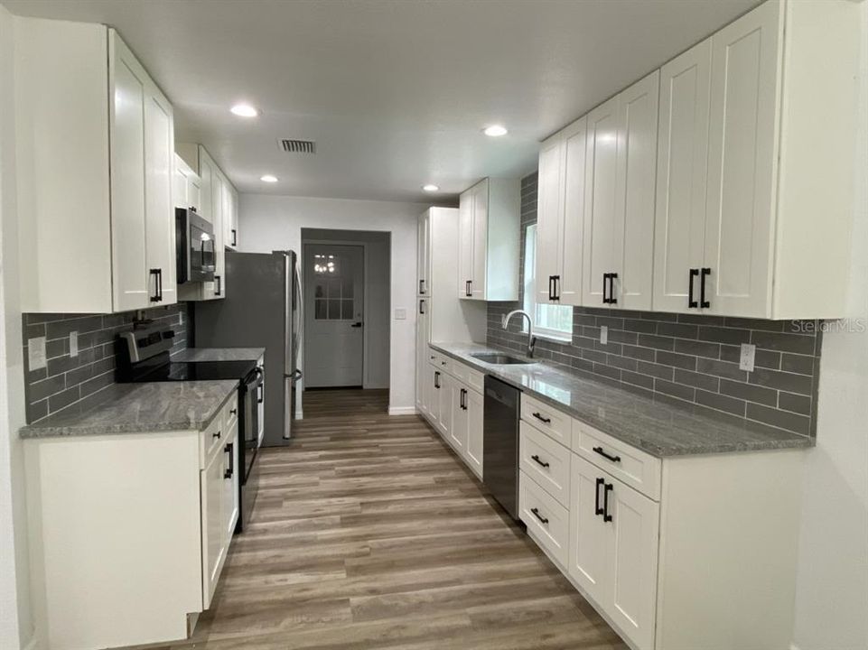 For Sale: $264,900 (2 beds, 2 baths, 1067 Square Feet)