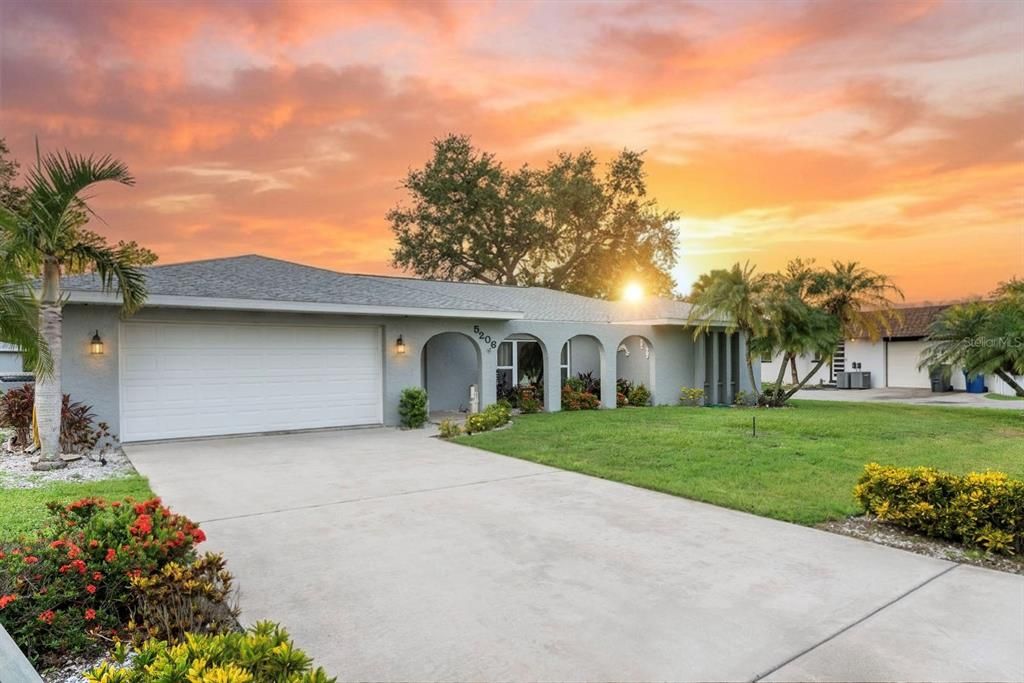 For Sale: $675,000 (3 beds, 2 baths, 1913 Square Feet)