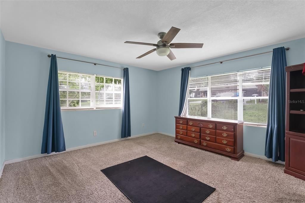 Activo con contrato: $424,999 (4 camas, 2 baños, 1982 Pies cuadrados)