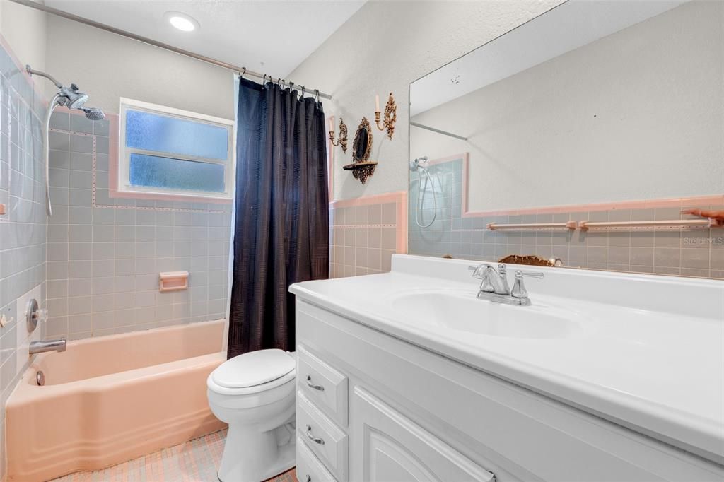 Activo con contrato: $424,999 (4 camas, 2 baños, 1982 Pies cuadrados)