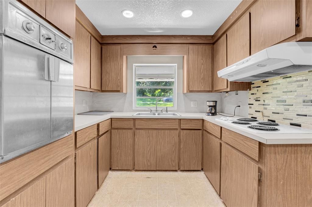 Activo con contrato: $424,999 (4 camas, 2 baños, 1982 Pies cuadrados)