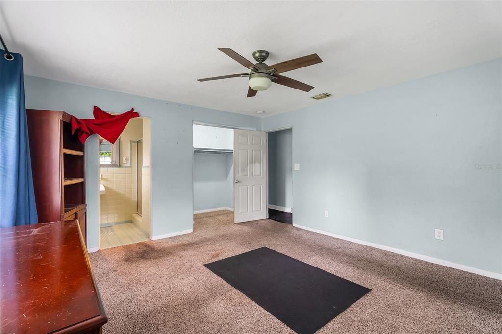 Activo con contrato: $424,999 (4 camas, 2 baños, 1982 Pies cuadrados)