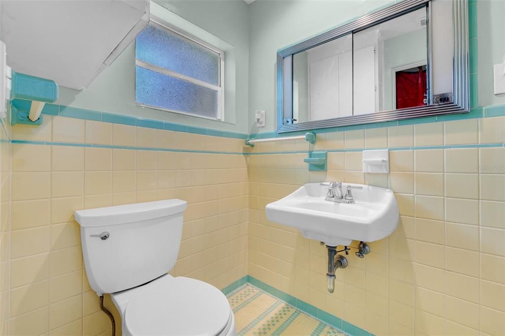 Activo con contrato: $424,999 (4 camas, 2 baños, 1982 Pies cuadrados)