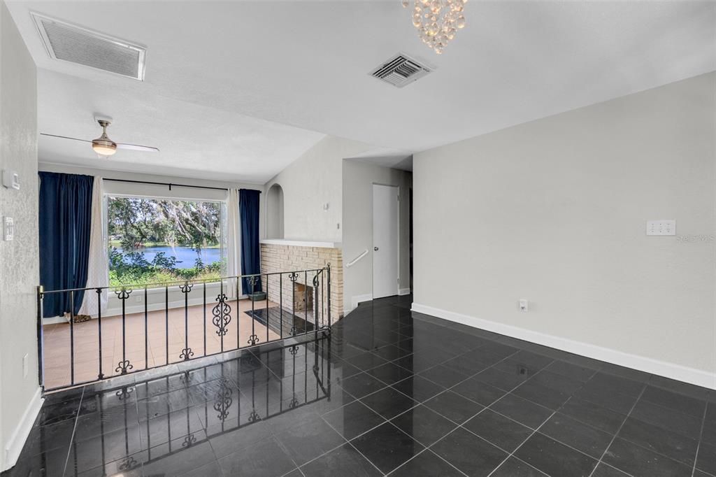 Activo con contrato: $424,999 (4 camas, 2 baños, 1982 Pies cuadrados)