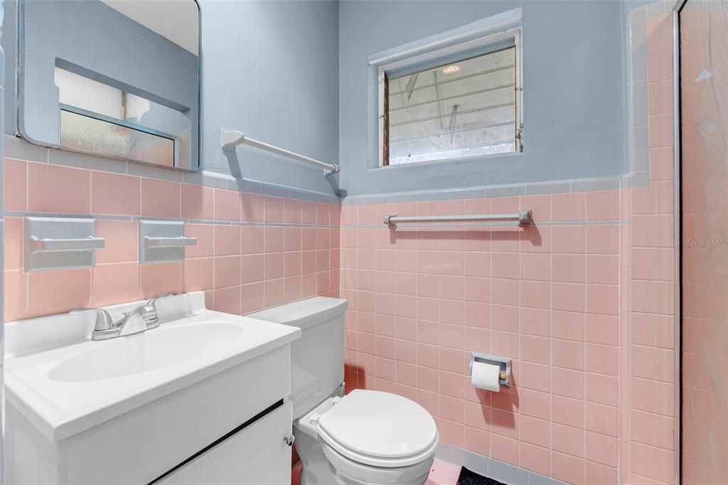 Activo con contrato: $424,999 (4 camas, 2 baños, 1982 Pies cuadrados)