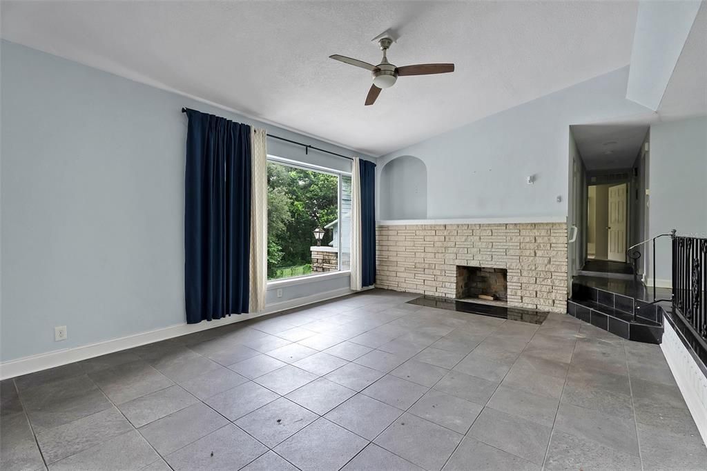 Activo con contrato: $424,999 (4 camas, 2 baños, 1982 Pies cuadrados)