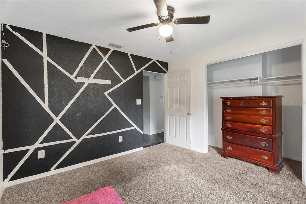 Activo con contrato: $424,999 (4 camas, 2 baños, 1982 Pies cuadrados)