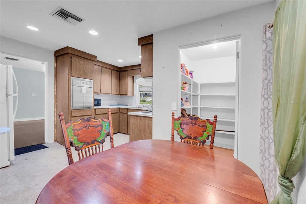 Activo con contrato: $424,999 (4 camas, 2 baños, 1982 Pies cuadrados)