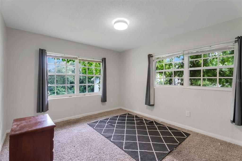 Activo con contrato: $424,999 (4 camas, 2 baños, 1982 Pies cuadrados)