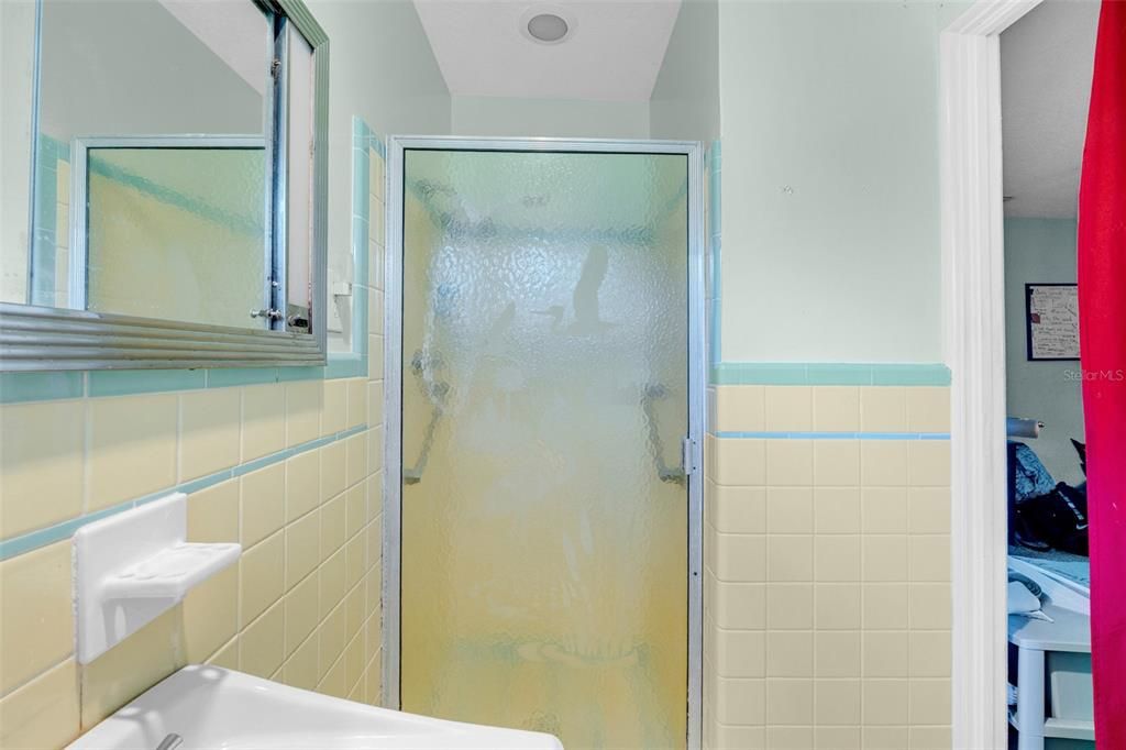 Activo con contrato: $424,999 (4 camas, 2 baños, 1982 Pies cuadrados)
