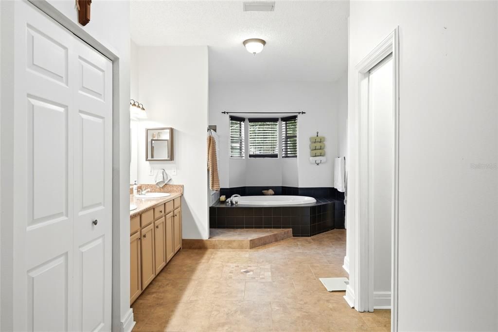 En Venta: $675,000 (4 camas, 2 baños, 2439 Pies cuadrados)