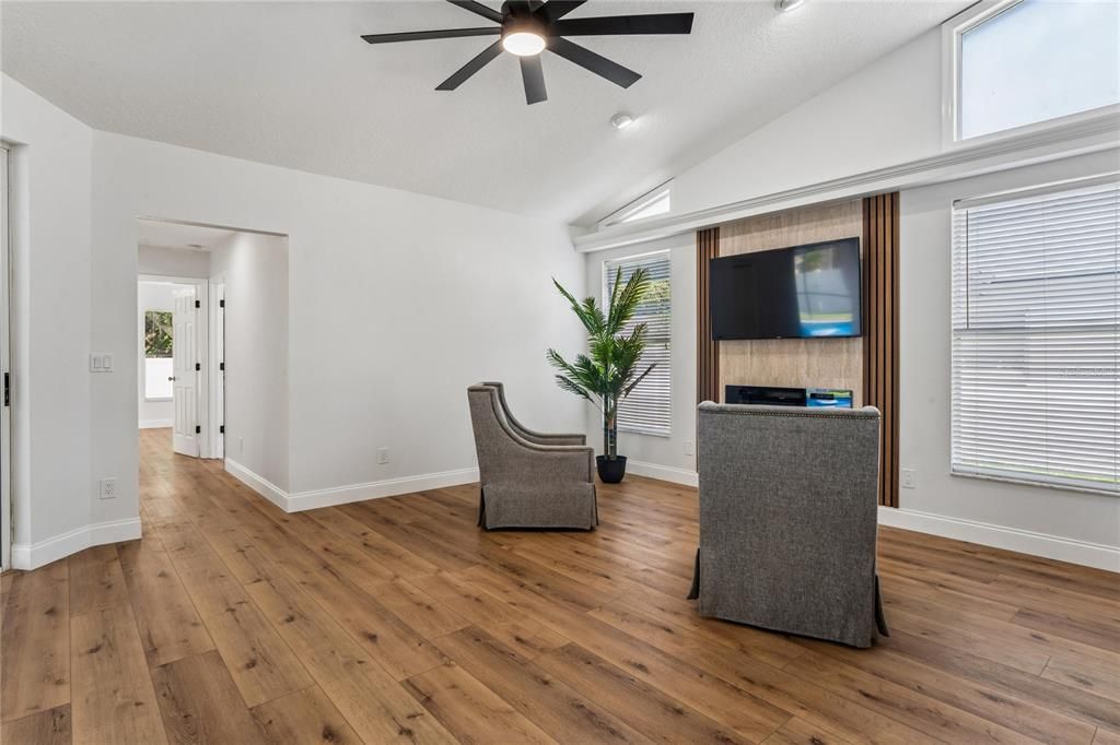 Activo con contrato: $535,000 (4 camas, 2 baños, 2157 Pies cuadrados)