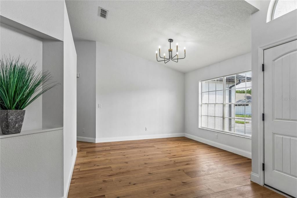 Activo con contrato: $535,000 (4 camas, 2 baños, 2157 Pies cuadrados)