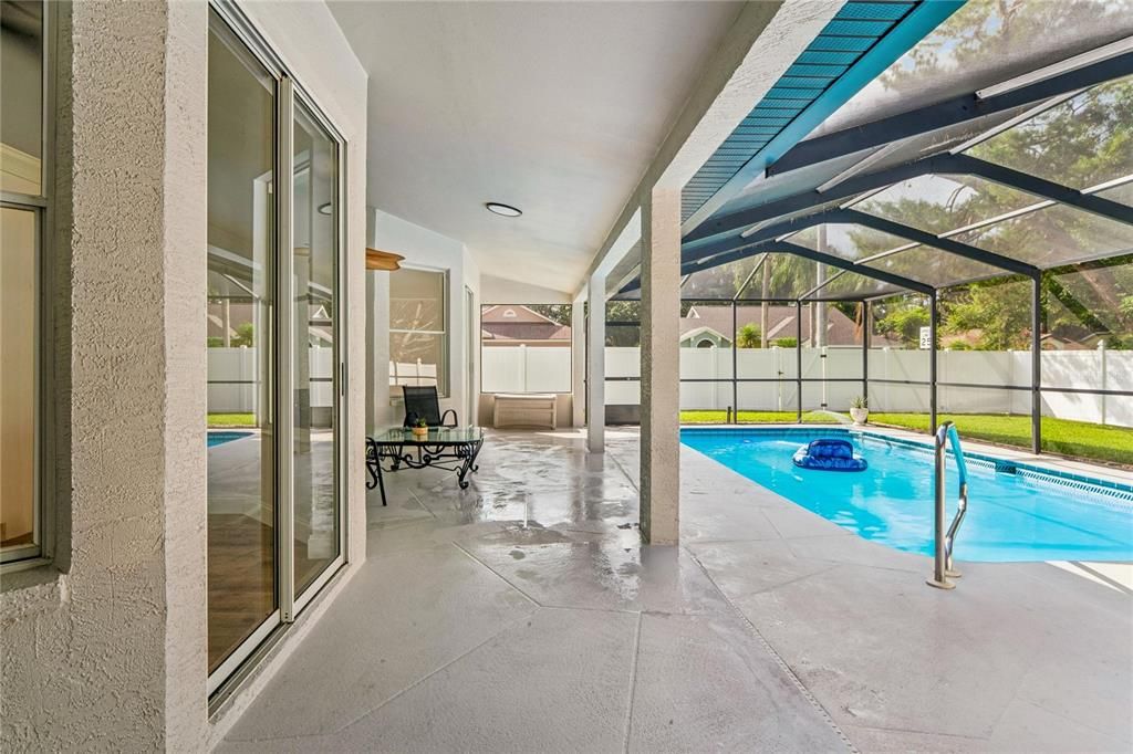 Activo con contrato: $535,000 (4 camas, 2 baños, 2157 Pies cuadrados)