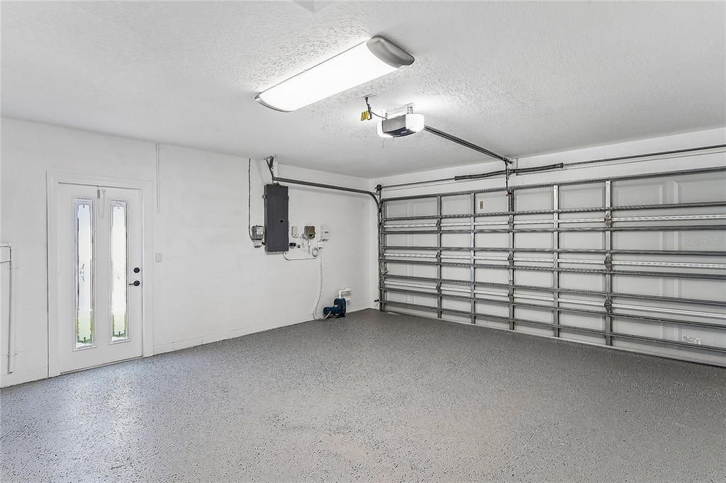 Activo con contrato: $535,000 (4 camas, 2 baños, 2157 Pies cuadrados)