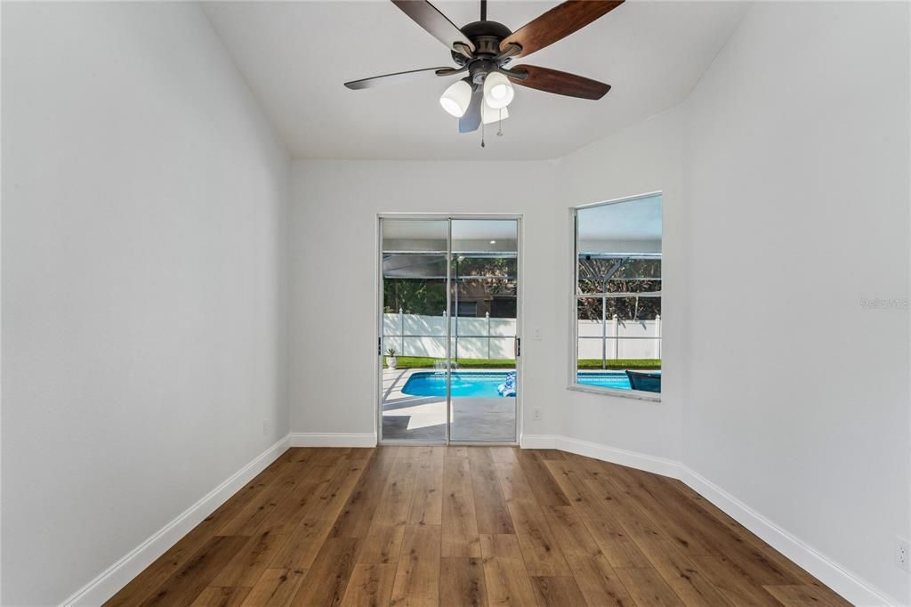 Activo con contrato: $535,000 (4 camas, 2 baños, 2157 Pies cuadrados)