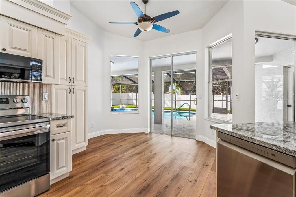 Activo con contrato: $535,000 (4 camas, 2 baños, 2157 Pies cuadrados)