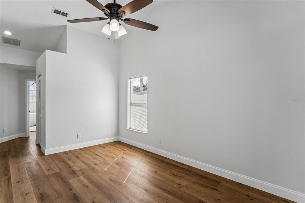 Activo con contrato: $535,000 (4 camas, 2 baños, 2157 Pies cuadrados)