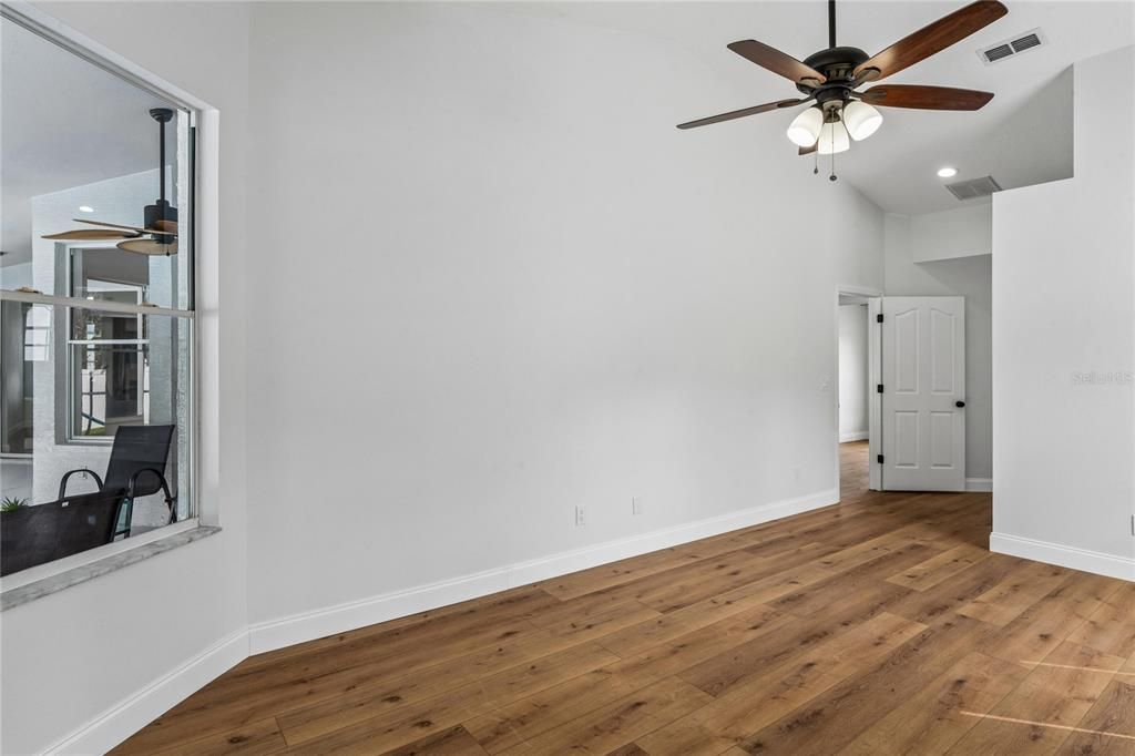 Activo con contrato: $535,000 (4 camas, 2 baños, 2157 Pies cuadrados)